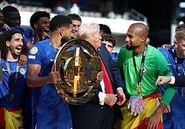 Donald Trump bromea con Robert Sánchez en la celebración del título del Chelsea, este domingo.
