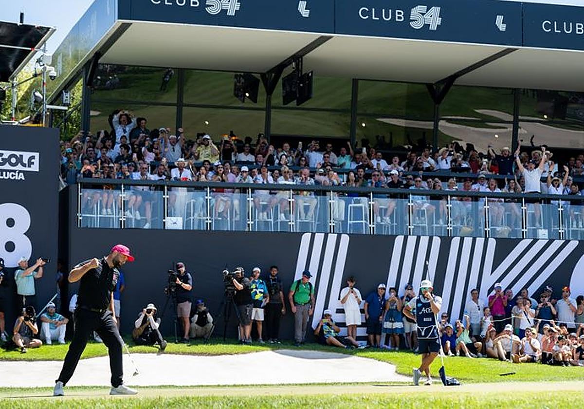 El capitán Jon Rahm, del Legion XIII, celebra tras embocar un putt durante la ronda final del LIV Golf Andalucía en el Real Club Valderrama