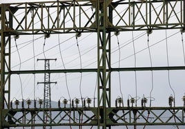 Tendido eléctrico en una foto de archivo.