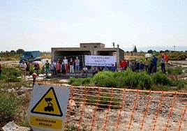 Vecinos de Torrecilla y Campillo en uno de sus días de protesta en la desembocadura de la rambla, junto a uno de los pasos de agua de las obras del AVE.