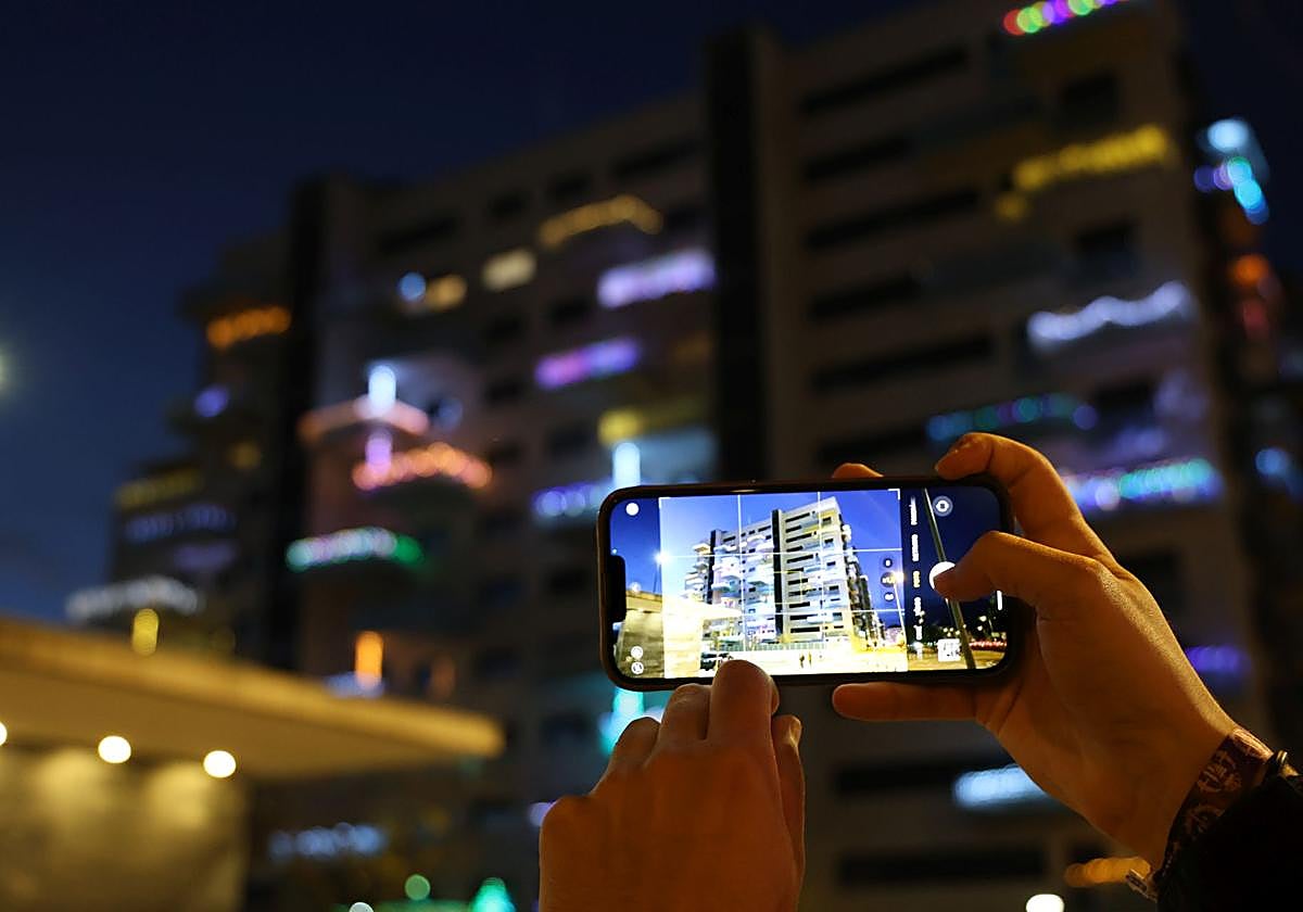 Un hombre toma y edita una foto con su móvil.