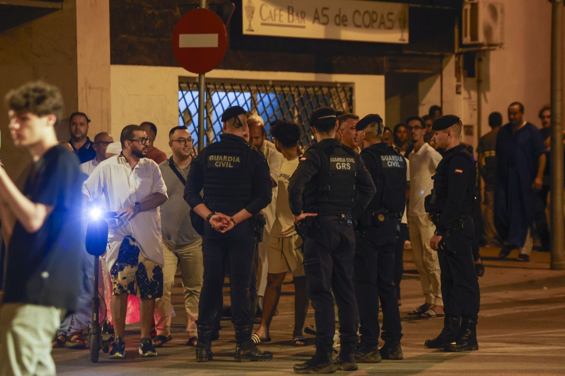 Torre Pacheco vivió este lunes una noche de calma tensa, en imágenes