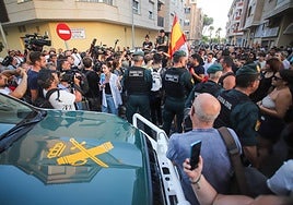 Dispositivo de seguridad, periodistas y manifestantes, este martes, en Torre Pacheco.