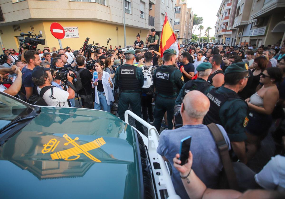 Dispositivo de seguridad, periodistas y manifestantes, este martes, en Torre Pacheco.