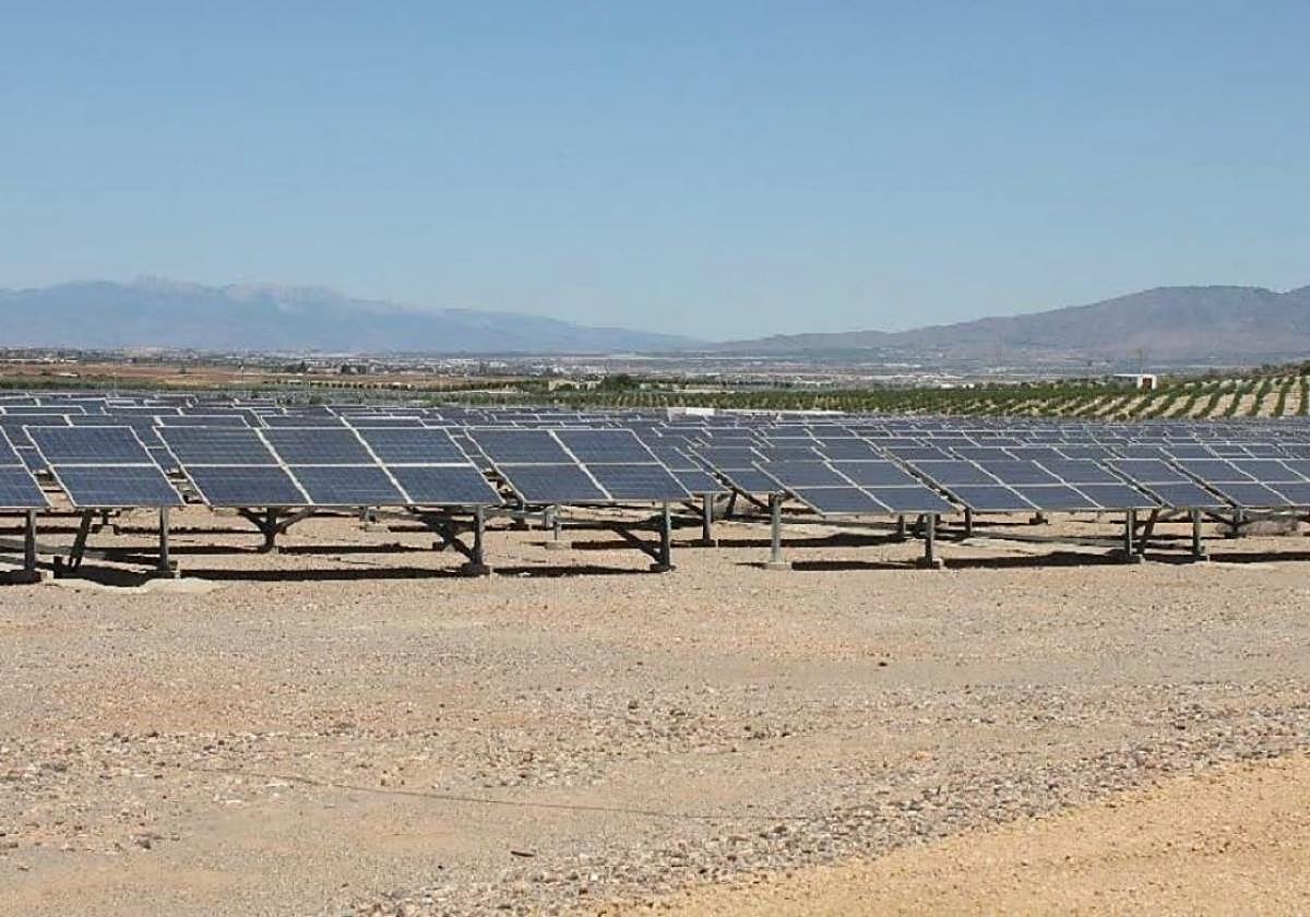 Planta solar en Fuente Álamo, donde se instalará el sistema de almacenamiento energético.