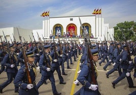 Cadetes de la AGA desfilan ante la tribuna de autoridades, presidida por el Rey, durante el desfile del acto militar.