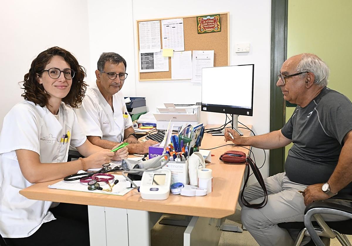 Seguimiento del paciente.Rosario Segura (i) pasa consulta junto a su tutor.