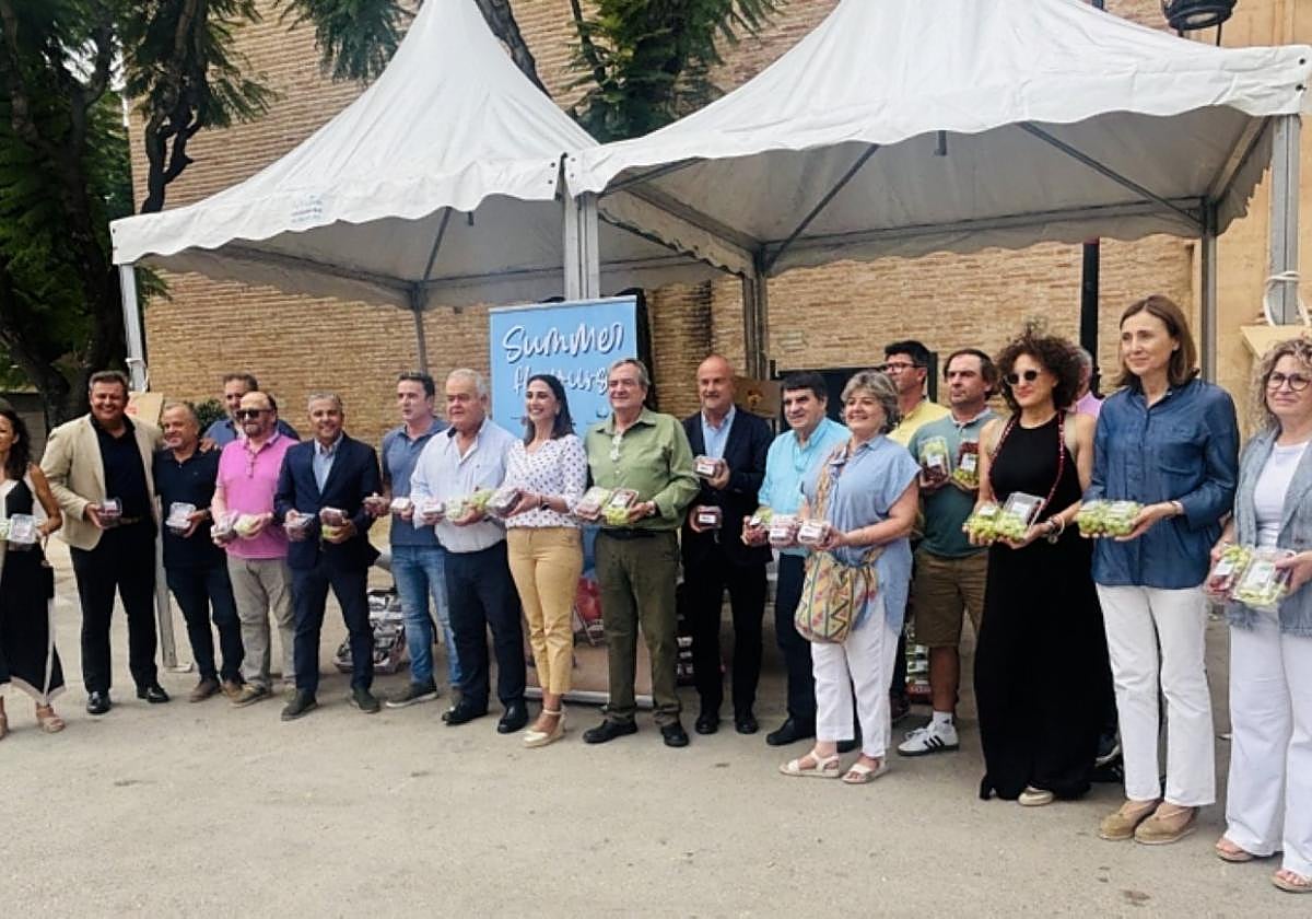 Autoridades locales y regionales, con productores, ayer en Totana.