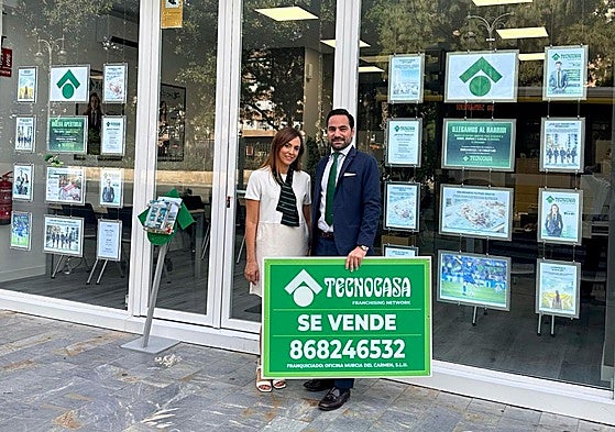 Cristina Lizarán y Antonio López Pinilla, coordinadora y gerente de la oficina de Tecnocasa en Murcia, respectivamente.