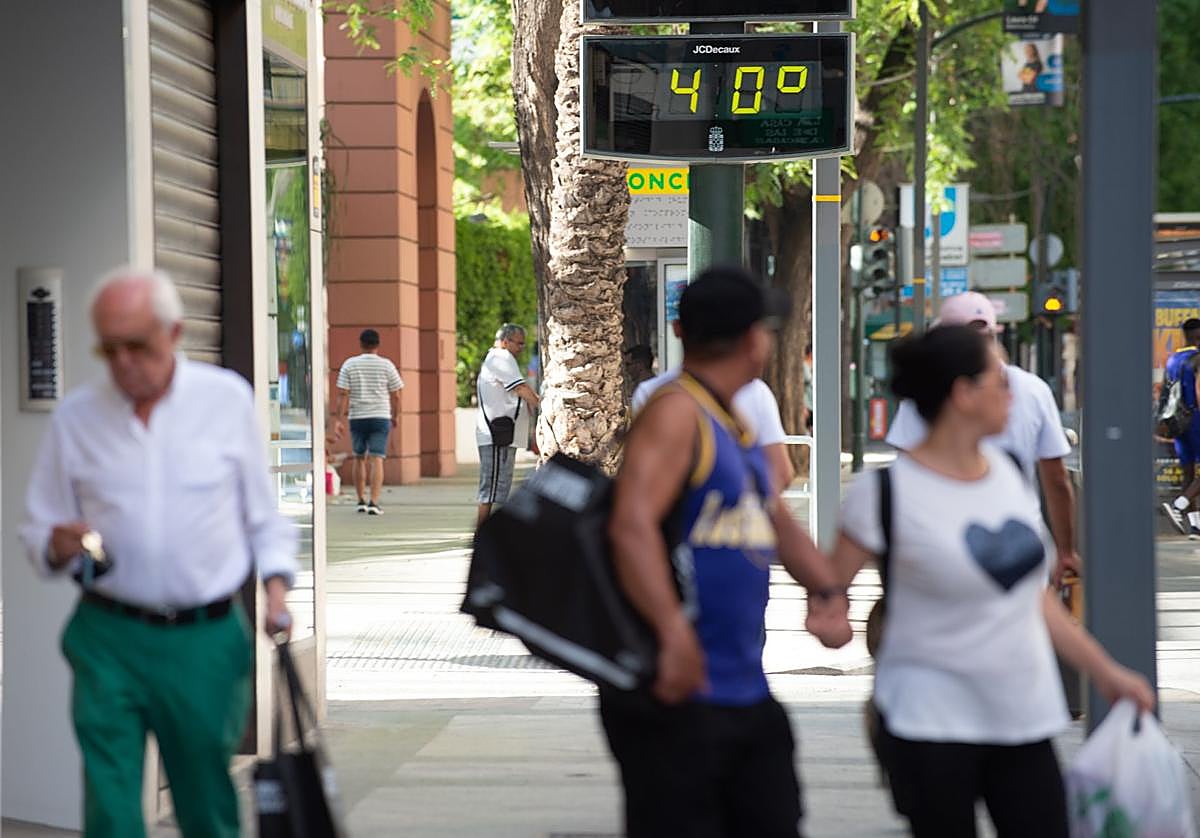 El termómetro de la Gran Vía de Murcia marcando 40 grados, en una foto de archivo.