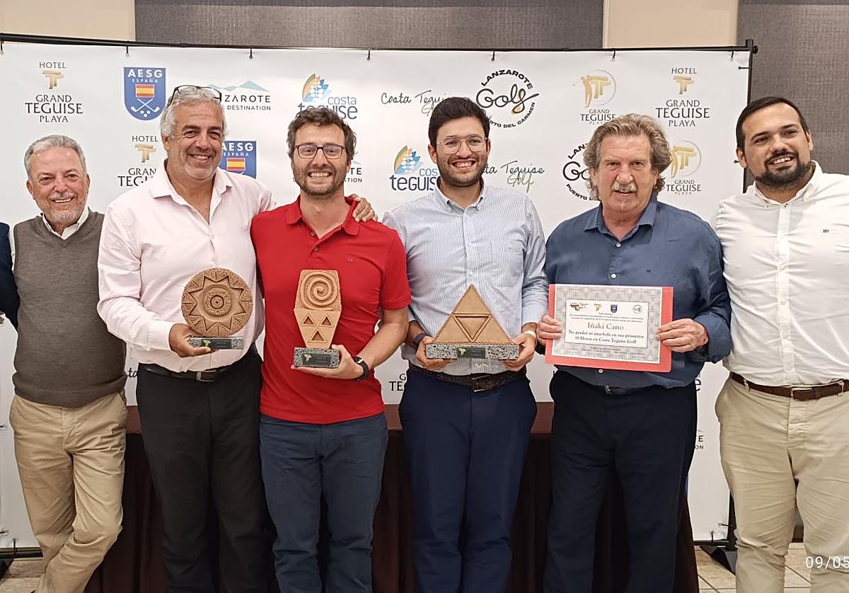 El ganador (en el centro) junto a otros ganadores, compañeros y organizadores de la competición.