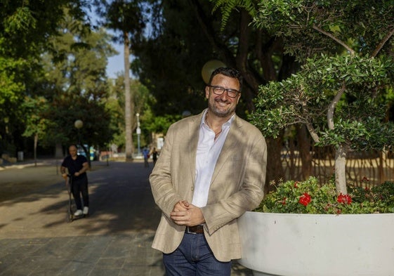 Ginés Ruiz Maciá en la puerta de entrada del jardín del Malecón en Murcia.