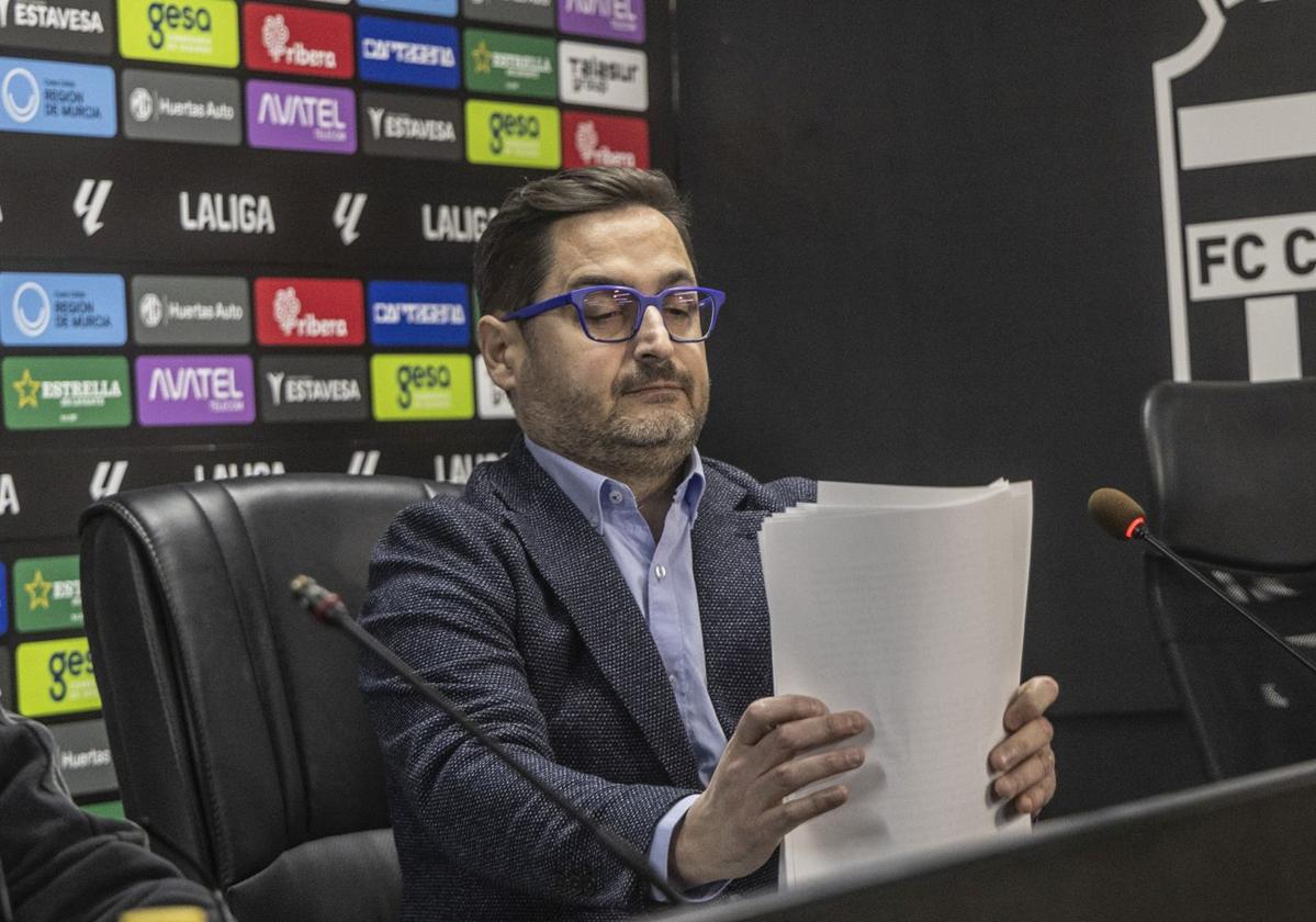 Paco Belmonte reordenando papeles en rueda de prensa.