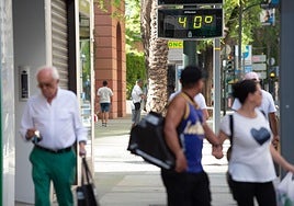 El termómetro de la Gran Vía de Murcia marcando 40 grados, en una foto de archivo.