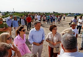 El alcalde acompaña a los vecinos en una de sus concentraciones en la desembocadura de la rambla de La Torrecilla.