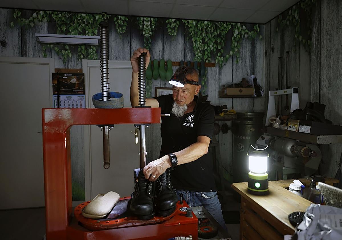 Un hombre trabajando con una linterna en la cabeza el día del apagón en Murcia.