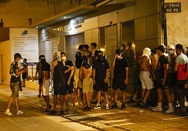 Jóvenes con el rostro oculto, durante la noche del lunes, en Torre pacheco.