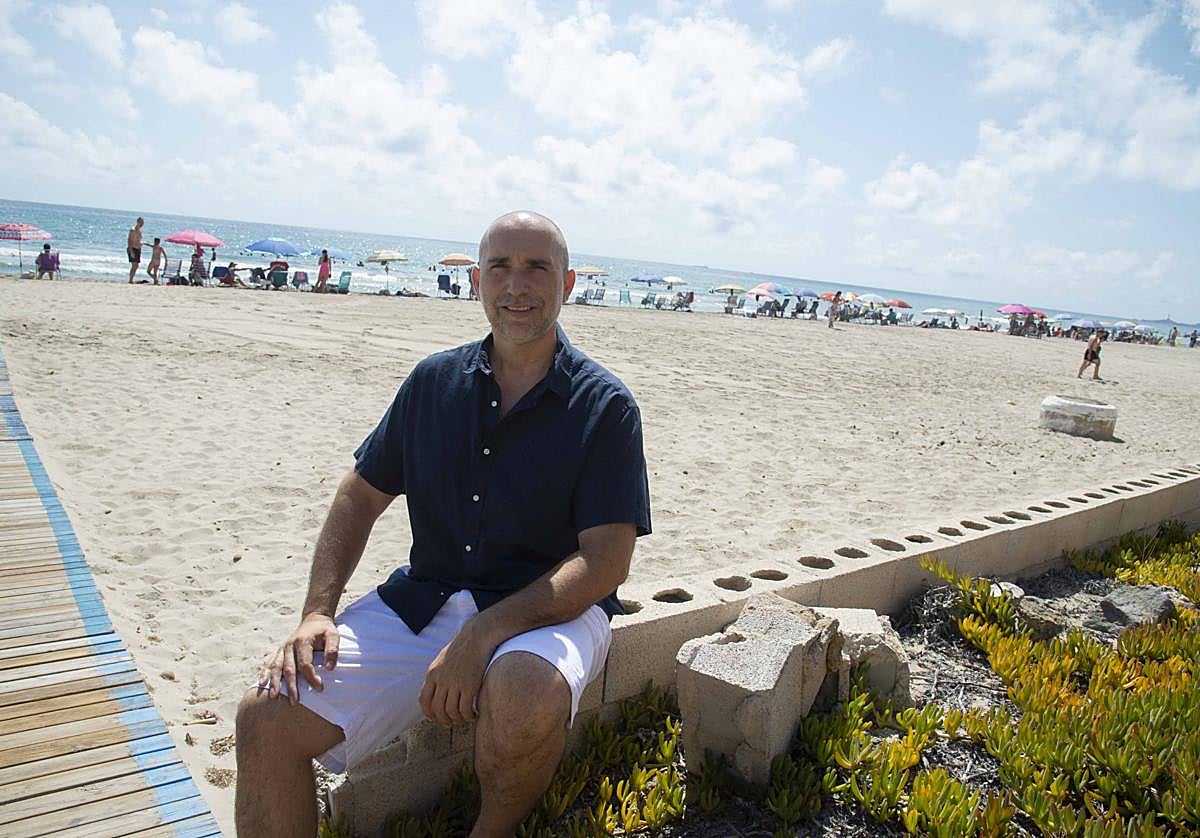 Ginés Martínez Vera, fotografiado en La Manga del Mar Menor, donde este verano descansará cuando pueda.