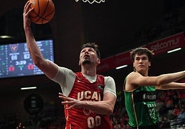 Aro pasado de Kurucs para dejar atrás a Ruzic en el último UCAM-Joventut.