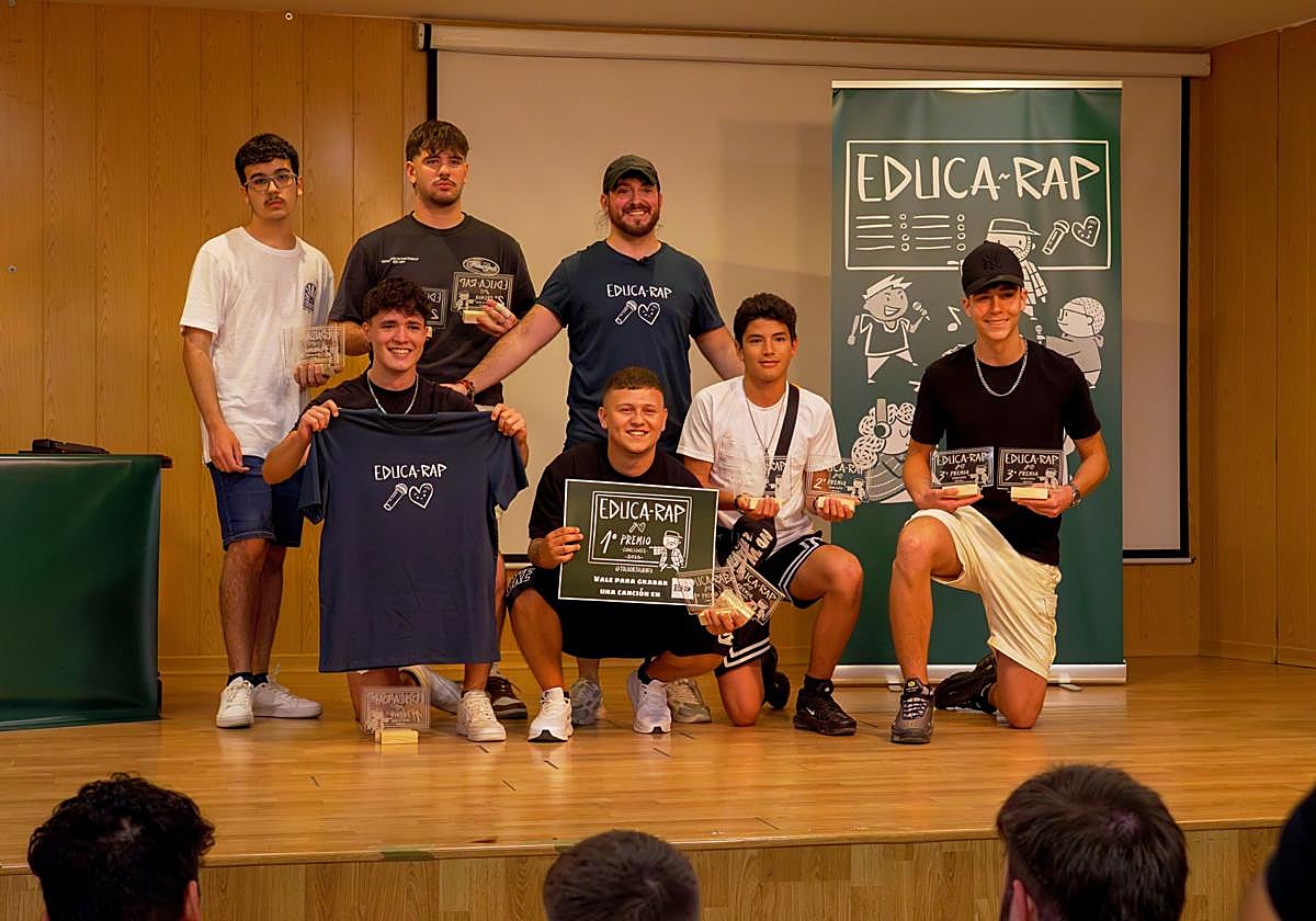 Tolo Ortógrafo, con gorra, en el centro, con ganadores de Educa-Rap.