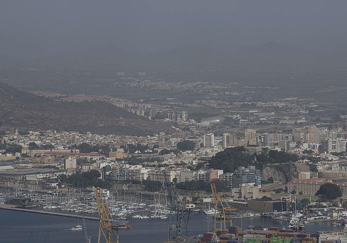 Polvo sahariano sobre la ciudad de Cartagena, en una imagen de archivo.