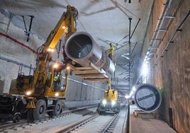 Instalación de grandes ventiladores en el túnel ferroviario.
