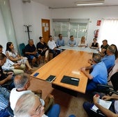 La delegada del Gobierno preside la reunión de los técnicos de Adif con los vecinos y el Ayuntamiento.