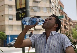Un hombre se hidrata en Murcia en una jornada de calor extremo.