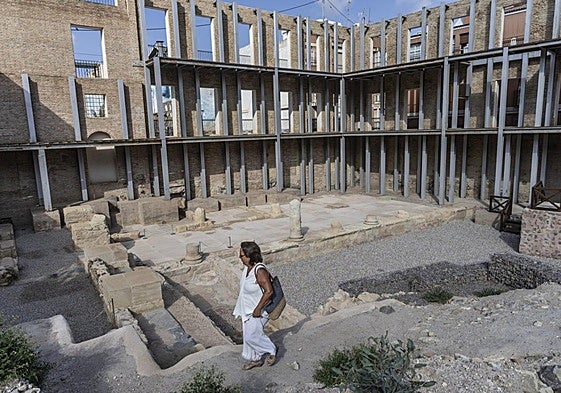 La directora del Museo del Teatro Romano, Elena Ruiz Valderas, deambula entre los restos del pórtico, parcialmente excavados.