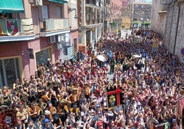 Concentración de festeros en la puerta del Ayuntamiento de Orihuela, este jueves con motivo del día del Pájaro.