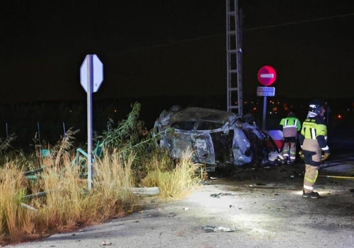 Estado en el que quedó el coche incendiado esta madrugada.