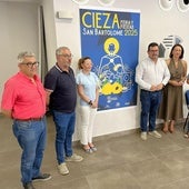 El alcalde, Tomás Rubio, junto a varios concejales y representantes de las asociaciones de la localidad.