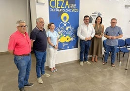 El alcalde, Tomás Rubio, junto a varios concejales y representantes de las asociaciones de la localidad.
