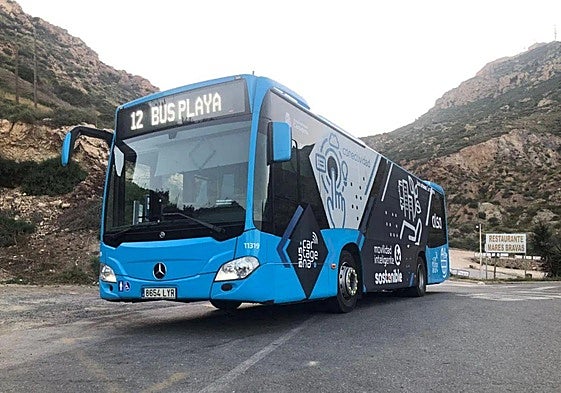 El autobús de las playas, saliendo de Cala Cortina.