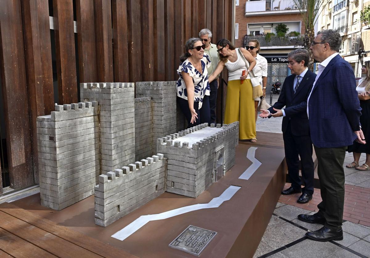 El alcalde José Ballesta y el concejal Jesús Pacheco en la inauguración de la maqueta en Santa Eulalia.