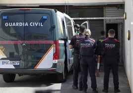 Agentes de la Policía catalana con Lupiáñez, tras su detención.