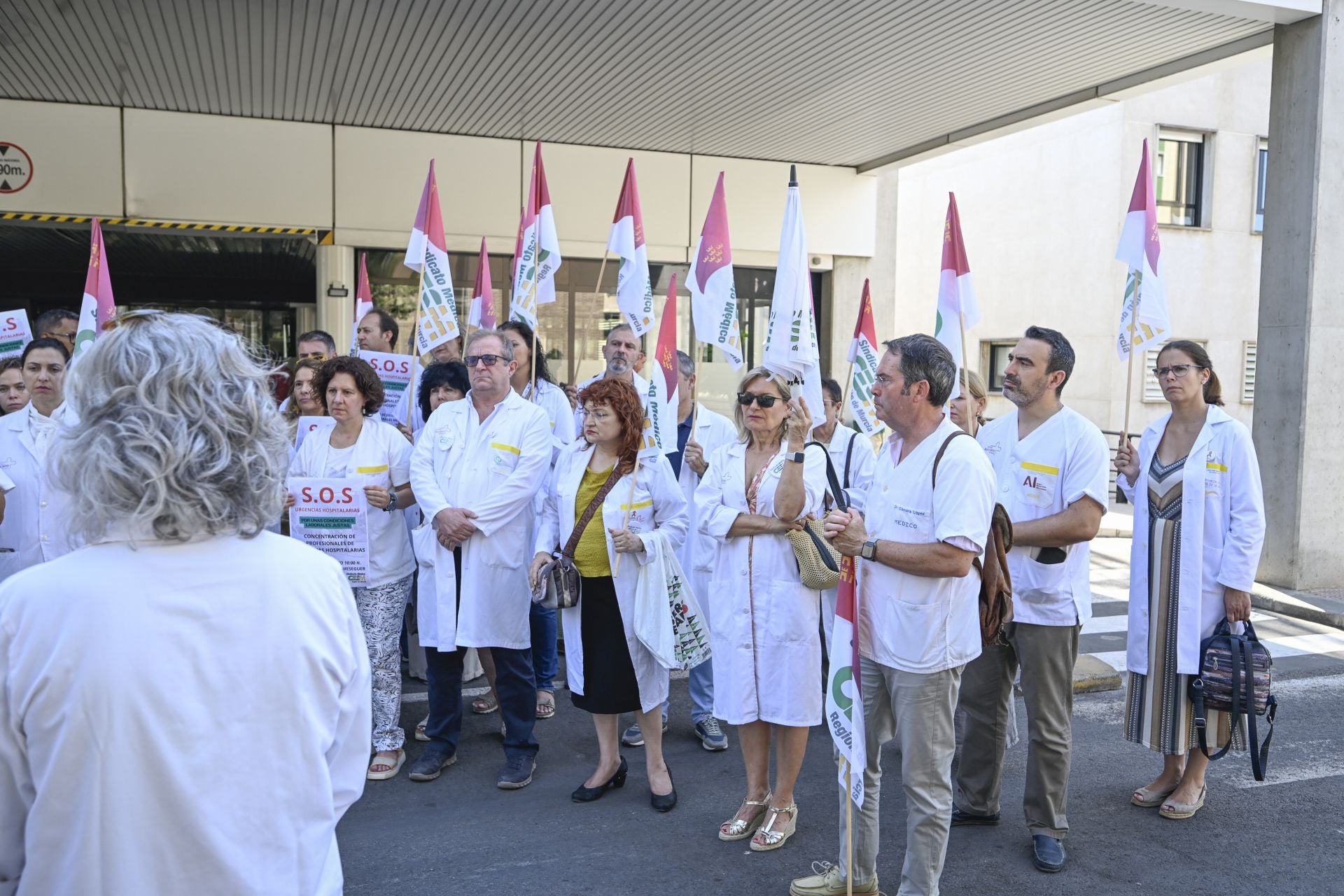 Los médicos se concentran para reclamar mejoras: «No se ofrecen contratos decentes»