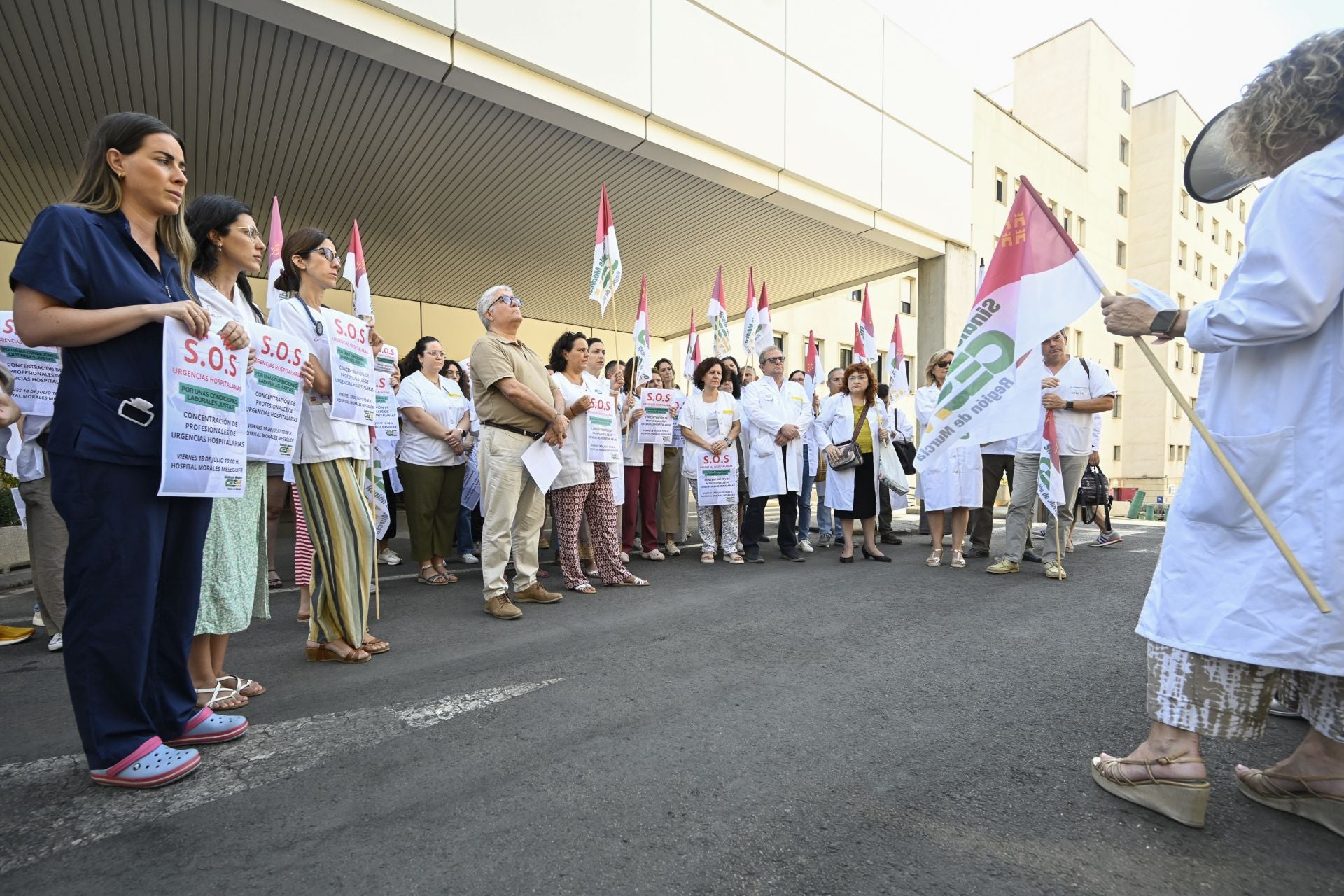 Los médicos se concentran para reclamar mejoras: «No se ofrecen contratos decentes»