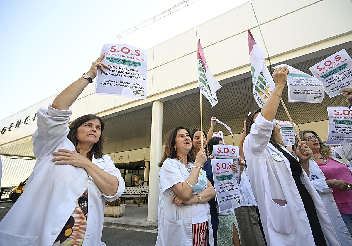 Los médicos se concentran para reclamar mejoras: «No se ofrecen contratos decentes»