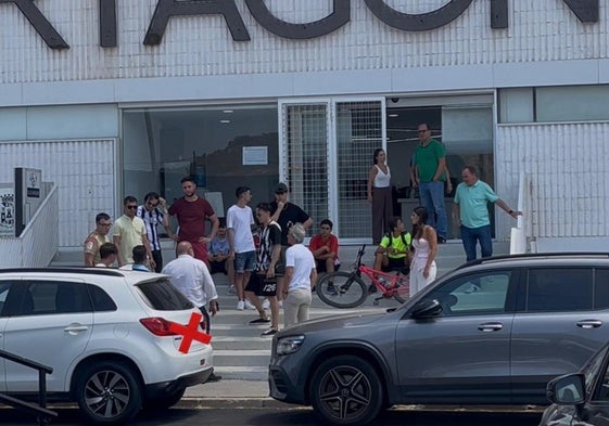 Sánchez Breis, de espaldas junto a Belmonte y Sivori, antes de encararse con el grupo de jóvenes aficionados que le increparon en la puerta principal del estadio Cartagonova, tras la rueda de prensa.