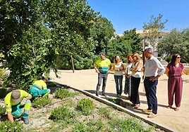 Las autoridades, durante la visita a los participantes del programa.