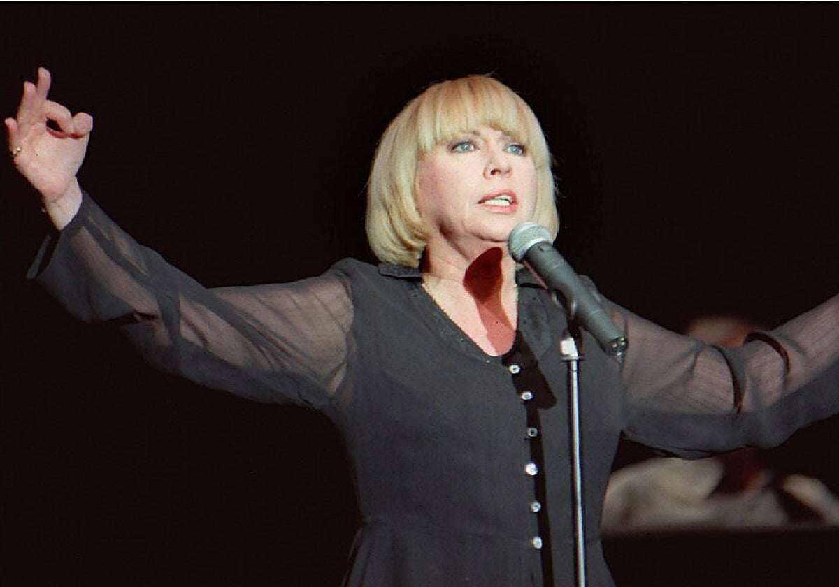 Mari Trini en 1997 en la presentación en Madrid del álbum 'Alas de cristal'.