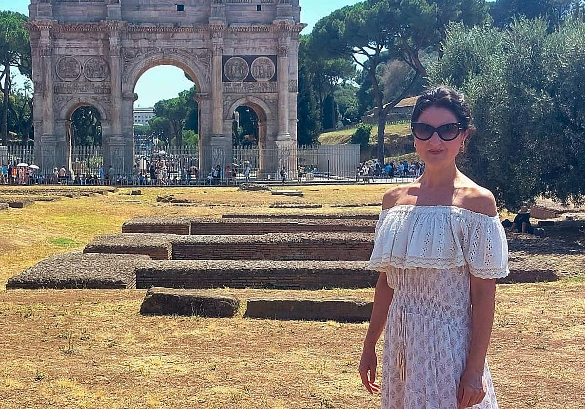 La profesora de la UMU Verónica de Haro frente al Arco, en Roma, donde imparte un seminario de doctorado.