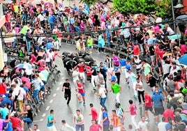 Corredores en uno de los encierros por las calles de Calasparra.