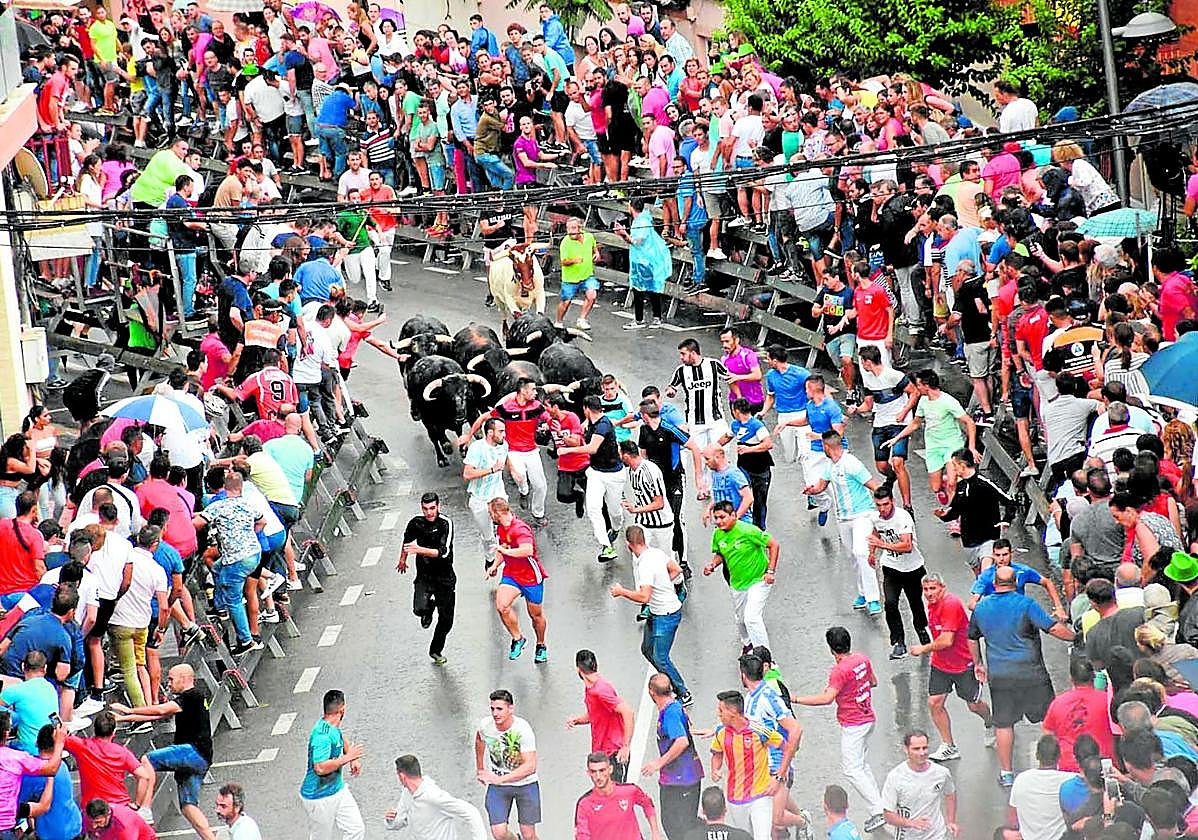 Corredores en uno de los encierros por las calles de Calasparra.