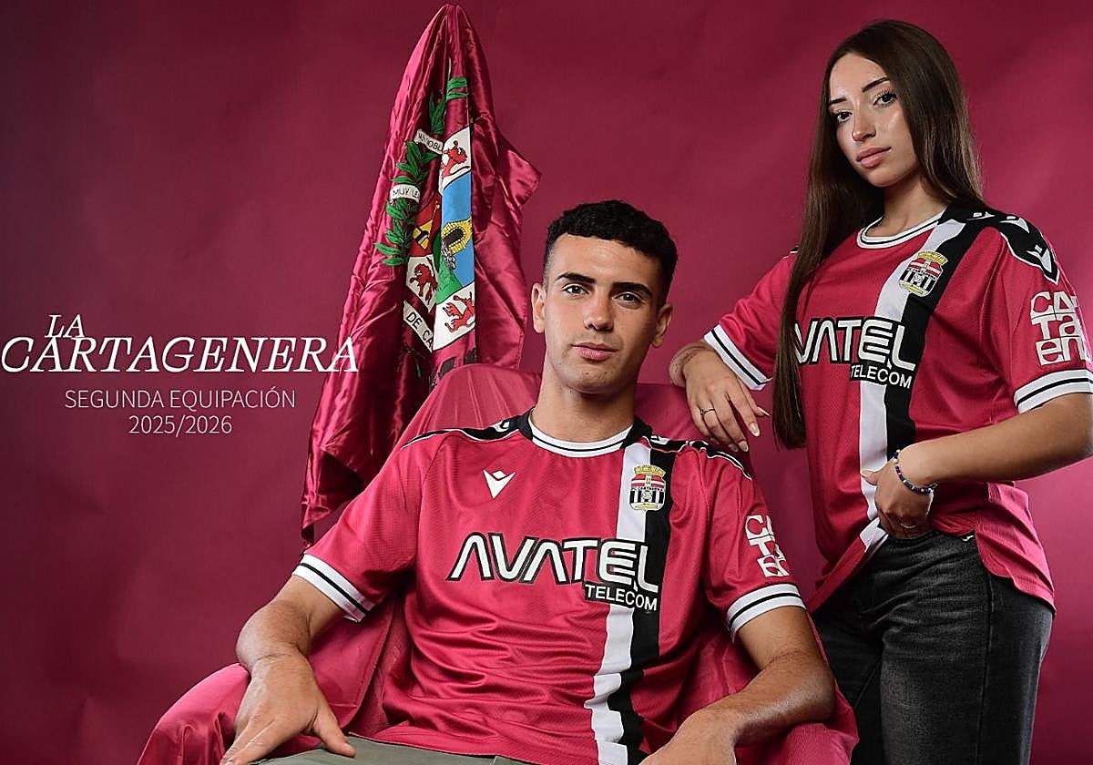 Lázaro y Andrea, del filial y del equipo femenino, posando con la segunda equipación de este año.