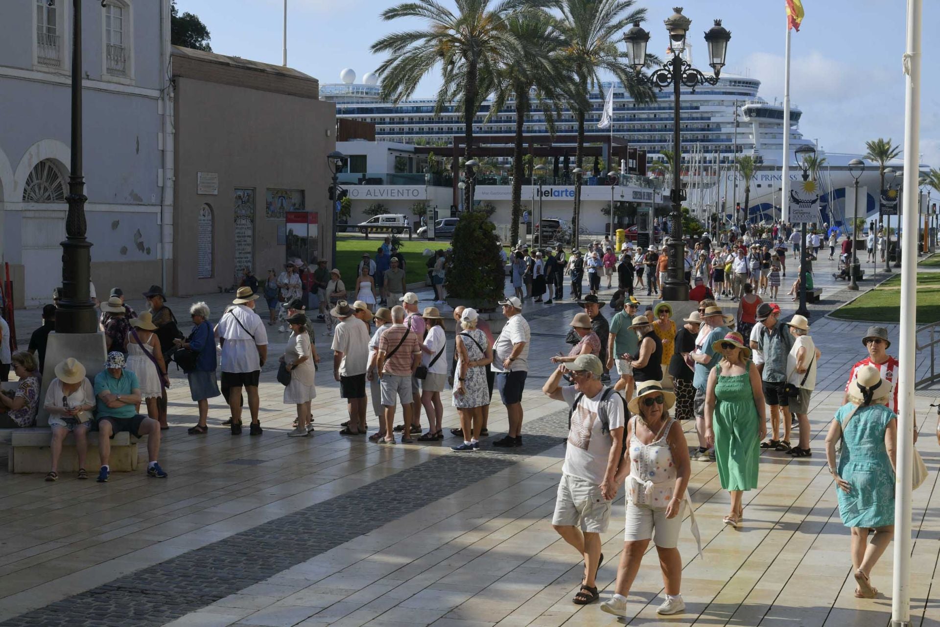 Miles de cruceristas llenan las calles de Cartagena, en imágenes