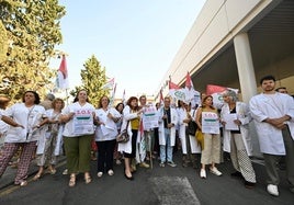 Profesionales de Urgencias del Morales Meseguer, este viernes durante la protesta convocada por el Sindicato Médico.