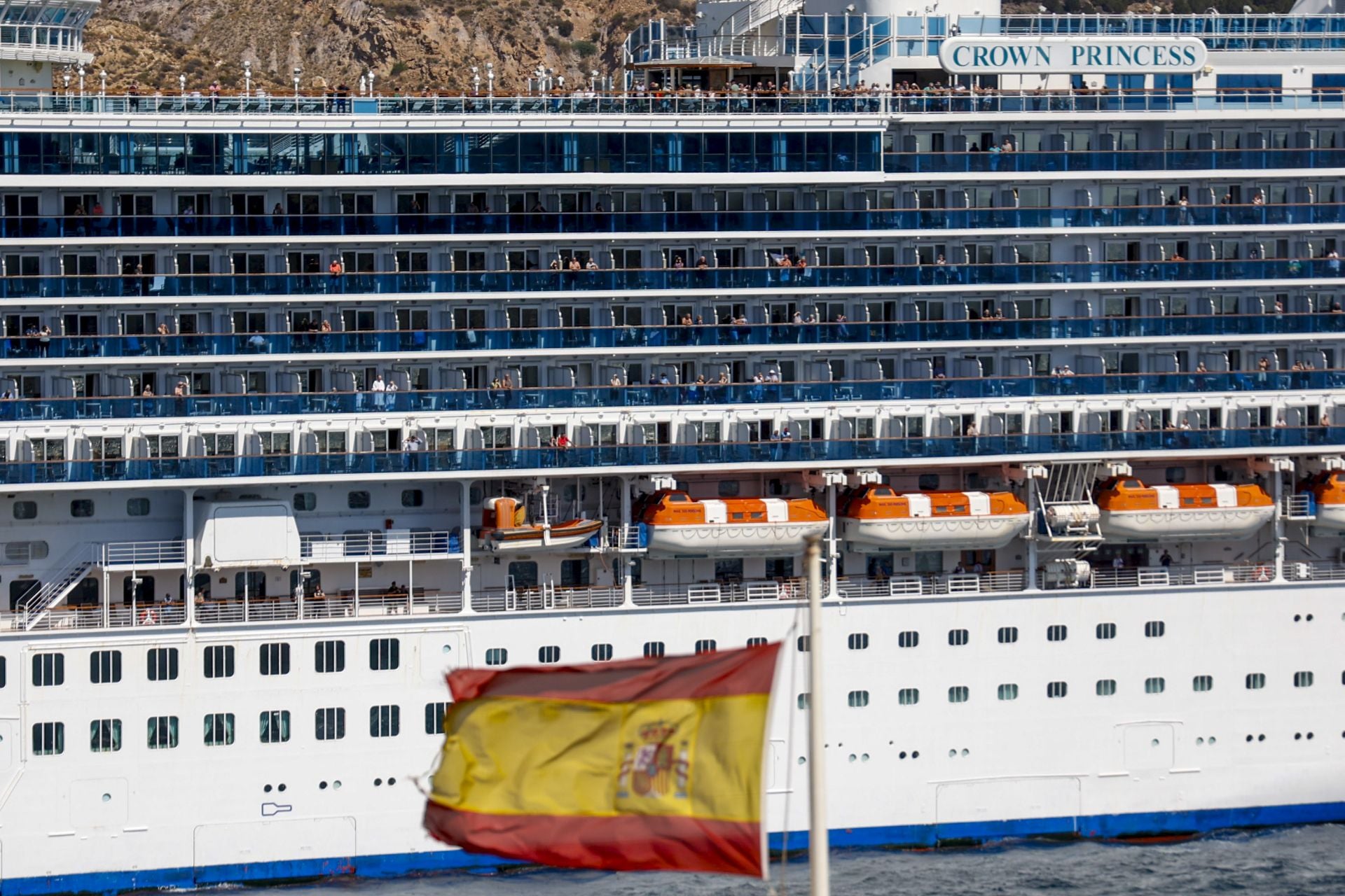 Miles de cruceristas llenan las calles de Cartagena, en imágenes