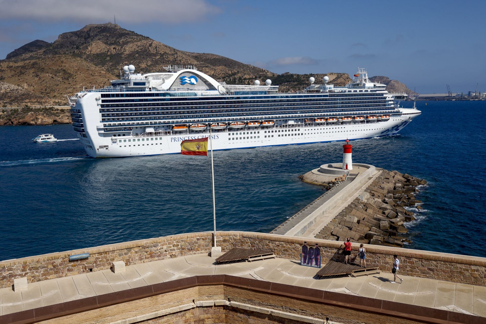 Miles de cruceristas llenan las calles de Cartagena, en imágenes